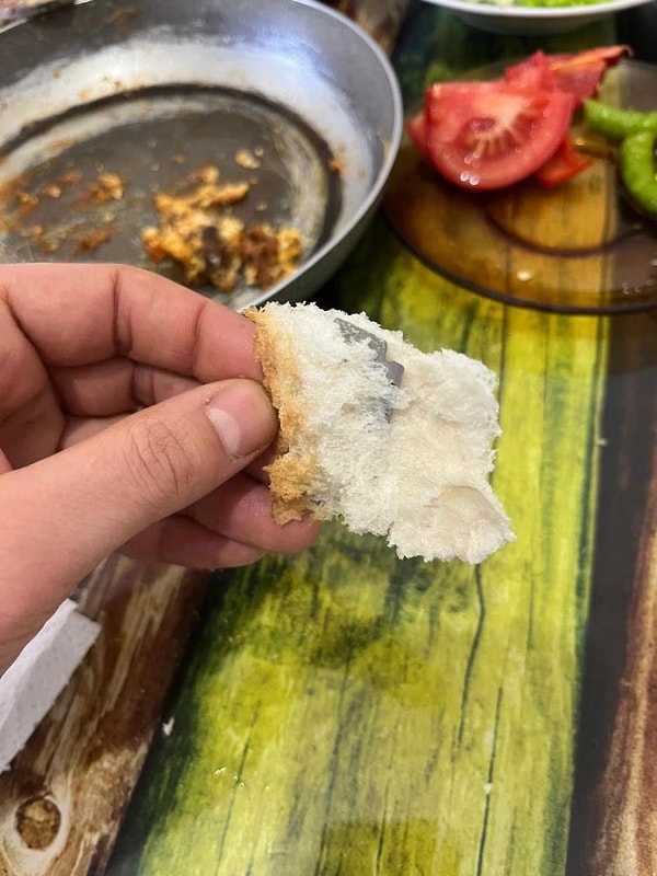 Sabah kahvaltısı az kalsın korkunç bir ana dönüşecekti: Ekmeğinin içinden jilet çıktı!