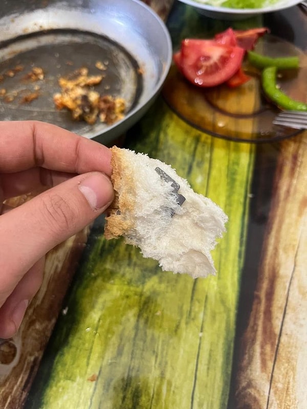 Kahvaltı sırasında yediği ekmekten jilet çıkan vatandaş, yaptığı açıklamalada şunları söyledi: