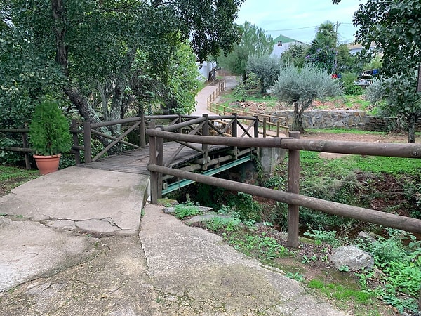 Köprüden geçenler saniyeler içinde ülke ve saat değiştiriyor