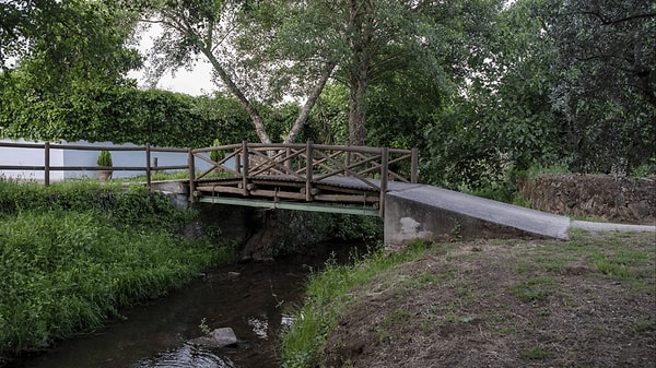 Yüzyıllar önce tahta kalaslarla başlayan geçiş, günümüzde sembol haline geldi