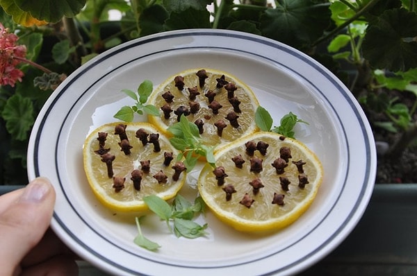 2. Limon ve karanfil ikilisini evin muhtelif köşelerine yerleştirebilirsiniz.