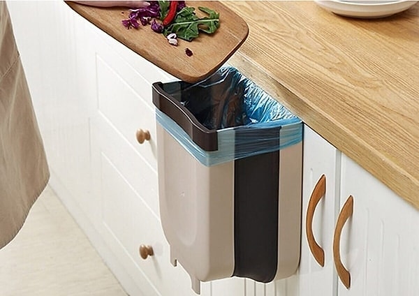 3. Çöp poşetinin altına bir tutam karbonat serpebilirsiniz.