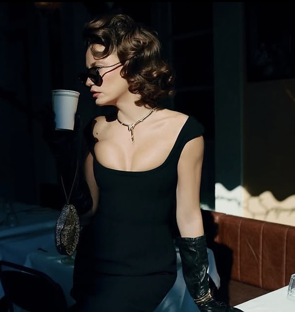 Serenay Sarıkaya, 2025 yılına damgasını vuran projeleriyle adından söz ettirmiş kendisi magazin gündeminden bir an olsun düşmemişti.