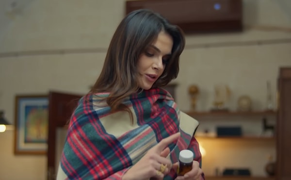 Bu kışın modası pançolar! Alya’nın bu sahnede üzerine aldığı panço ise Yargıcı markasının. Hem sıcak tutan hem de sahneye şık bir hava katan bir parça olmuş.