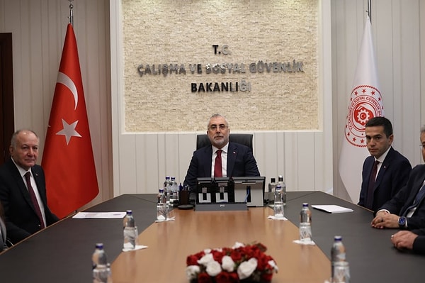 Milyonlarca çalışan, asgari ücrete yapılacak zamla birlikte 2026 yılında alacağı maaşı öğrenecek.