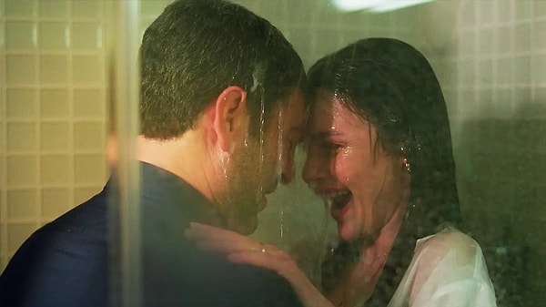 Her hafta yeni bir reyting rekoruna imza atan Uzak Şehir'in son bölümü ortalığı kasıp kavurdu. Çünkü bölümde beklenen Alya ve Cihan kavuşması yaşandı.