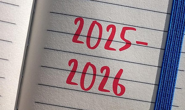 2025'in sonuna yaklaşırken yılbaşı gecesini evinde geçirecekler için televizyon programları netleşmeye başladı.