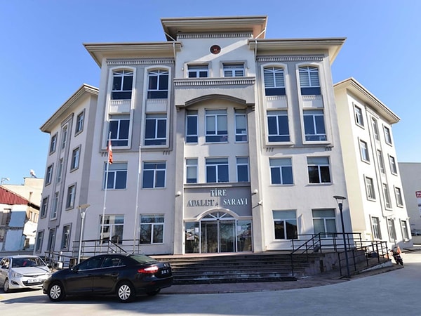 İzmir’in Tire ilçesinde yaşayan S.B. ile Ş.B., iki yıllık evliliklerinin ardından şiddetli geçimsizlik nedeniyle mahkemeye başvurdu.