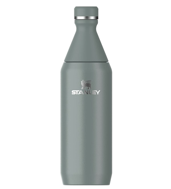 Stanley All Day Slim soğuk su şişesi termosu, 0.60 litrelik kapasitesi ve Shale yeşili rengiyle hem şık hem de kullanışlı bir alternatif.
