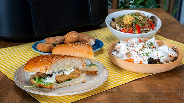 Yoğurt Soslu Mevsim Sebzeleri, Tavuk Nugget, Mercimekli Sebze Salatası, Sarımsak Soslu Tavuk Nugget Sandviç Nasıl Yapılır?