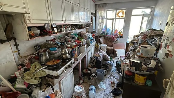 Karabük'teki bir evden 10 kamyon çöp çıkarıldı.