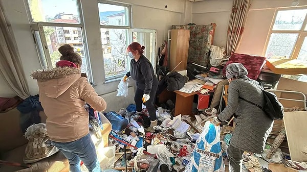 Ekiplerin evi boşaltması saatler sürdü.