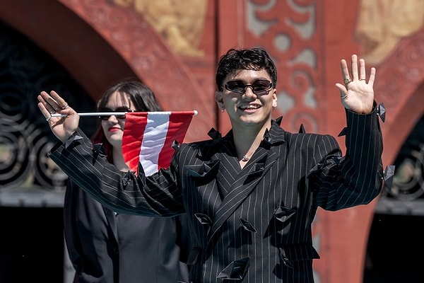 Both winners returned their prizes.