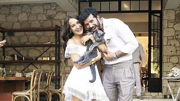 Evlilikleri, uyumları ve doğal halleriyle magazin dünyasının en sevilen çiftlerinden olan Gupse Özay ve Barış Arduç’u mutlaka tanıyorsunuzdur.