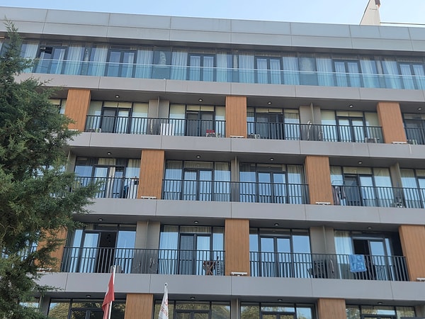 13 Aralık’tan bu yana adli kontrol kapsamında ev hapsinde bulunan Sultan Nur Ulu’nun son olarak kaldığı güvenlikli site görüntülendi.