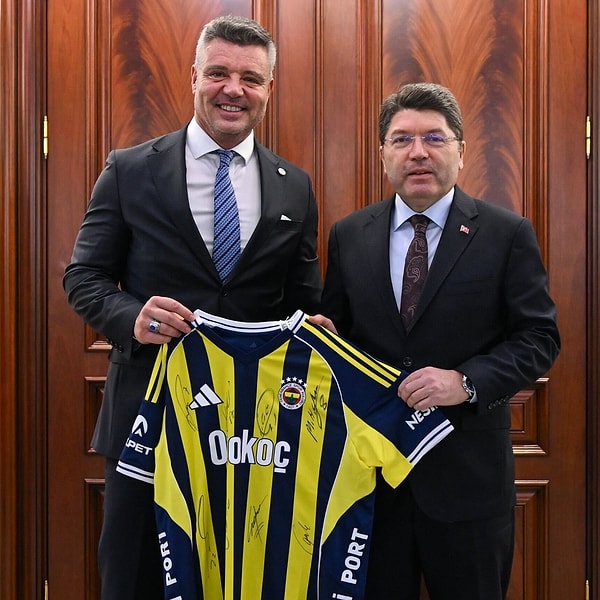 Sadettin Saran'ın Yılmaz Tunç'a imzalı forma hediye etmişti.