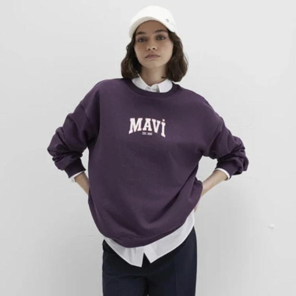 Bugün Hepsiburada’da indirimde olan Mavi logo baskılı mor sweatshirt, rahat kesimi ve dikkat çekici tasarımıyla günlük tarzınızı renklendirecek!