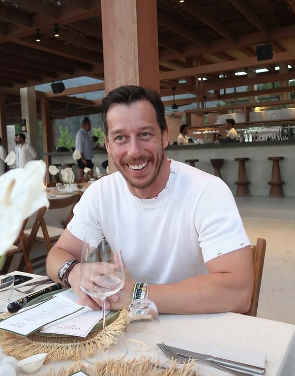 Aynı operasyonda menajer Eser Küçükerol da gözaltına alındı.