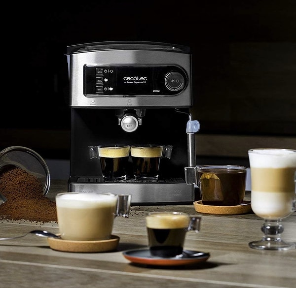 Power Espresso 20’nin döner buhar çubuğu; süt köpürtme, infüzyon için su verme ve sıvıları ısıtma gibi farklı amaçlarla güvenle kullanılabiliyor.