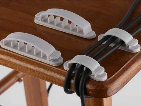 8. Kablo karmaşasına klipsli bir son verin ve masanızı özgürleştirin.