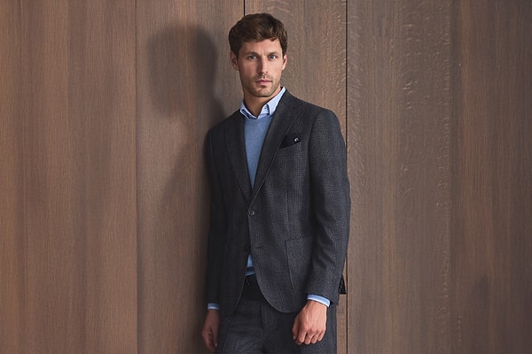 3. Siyah veya Koyu Tonlu Blazer: Özel Anlar İçin