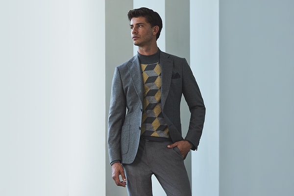 2. Gri Tonlarda Modern Blazer: Günlük Şıklığın Anahtarı