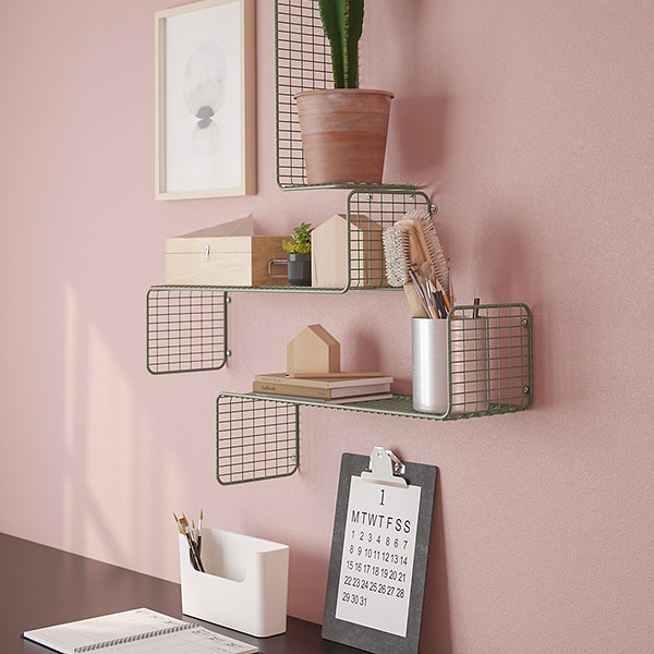 1. Duvarları depolama için kullanmaya başladığınızda ev de otomatik olarak büyümüş olur.