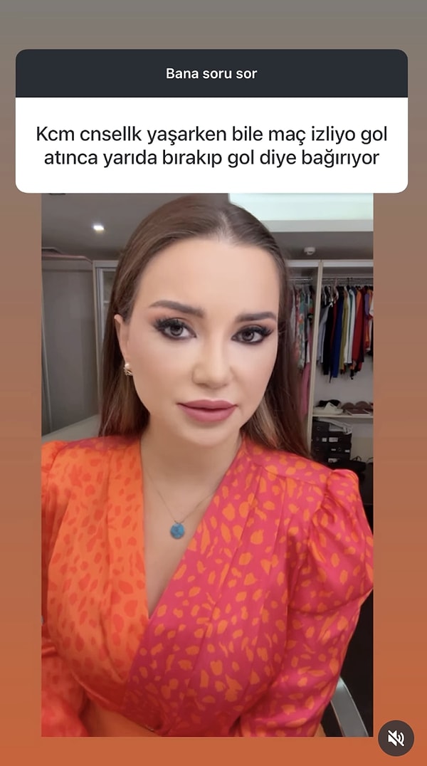 Ezmeci'ye takipçilerinden sık sık farklı sorular gelirken bu defa kocası cinsellik esnasında bile maç izleyen bir kadından gelen şikayete yanıt verdi.