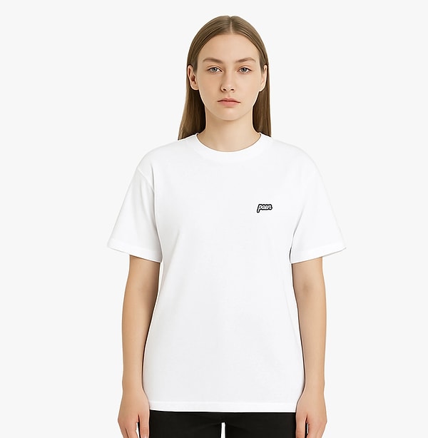 Sweatshirtlerin içine rahatlıkla kombinleyebileceğiniz PAEN Basic unisex oversize tişört, sade tasarımı ve konforlu kalıbıyla günlük stilin vazgeçilmez parçalarından biri!