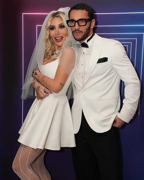 İrem Derici ve Melih Kunukçu'nun ilişkileri zaman zaman sosyal medyada yaşanan takipten çıkma ve fotoğrafları silme gibi hamlelerle konuşulsa da, ikili birbirinden vazgeçemiyor!