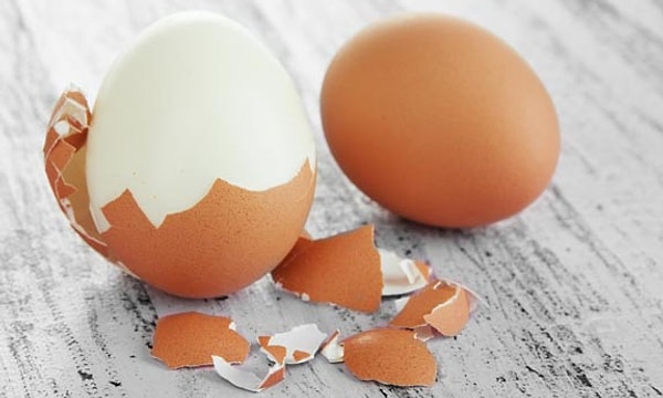 Although boiled eggs are an indispensable part of breakfast, the most challenging part has always been peeling their shell.