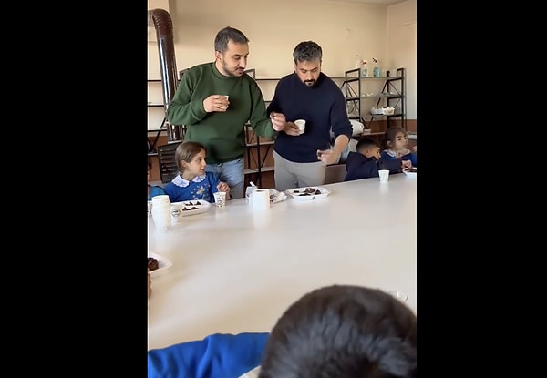 Cevizleri kendi elleri ile kırdılar.