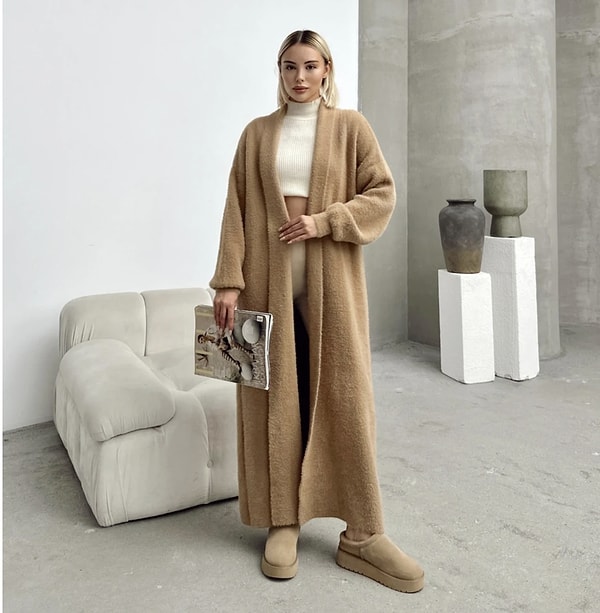 Olcay Uzun Salaş Triko Hırka, rahat kesimi ve zamansız duruşuyla bu haftanın en sevilen giyim parçalarından biri oldu.