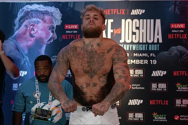 Sosyal medyadan ringlere geçiş yapan Paul nakavt oldu.