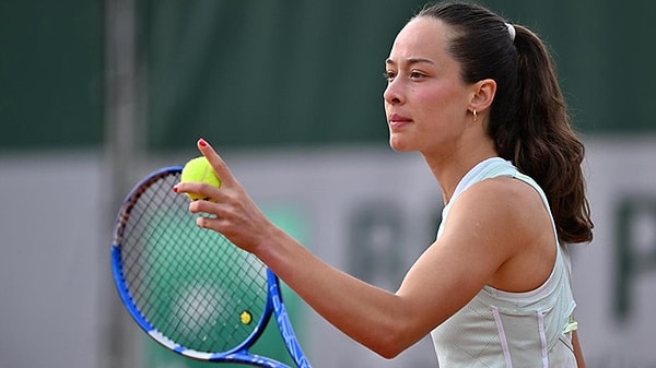 12. Türk tenisinde sürekli ilklere imza atan genç tenisçi kim?