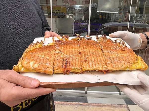 Şefin tavsiyesi tost, 600 liradan satılıyor.
