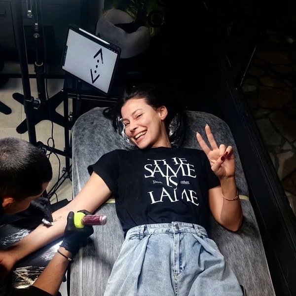 Müjde Uzman, bir dönemin efsane dizilerinden Çukur’un simgesi olan işareti koluna dövme yaptırdı ve sonucu takipçileriyle paylaştı.