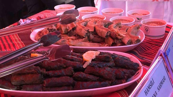 Festival hazırlıkları, tonlarca hamsinin temizlenip mangallarla buluşmasıyla başladı.