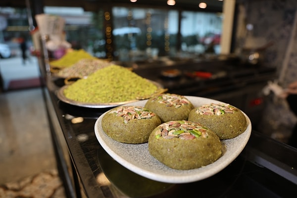 "Opting for cheap desserts could cost you your health. When buying sweets for the New Year, don't skimp on quality."