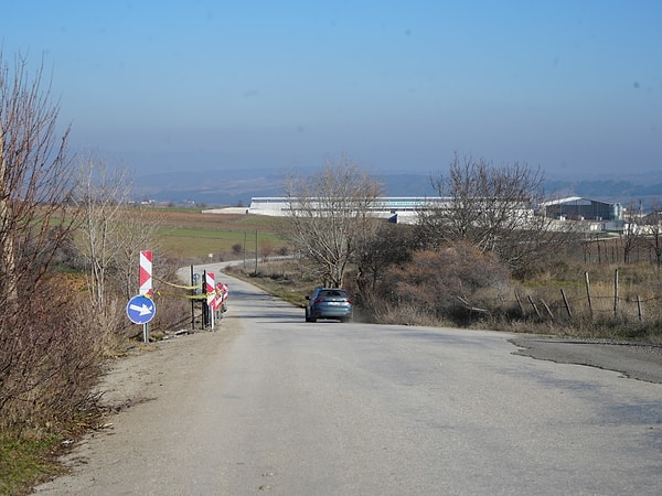 F.A. isimli vatandaş, asfalt yolun bir kısmının kendi arazisinden geçtiği gerekçesiyle köy muhtarlarından para talep etti.