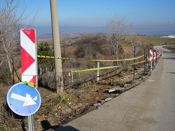 50 köye ulaşım sağlayan yolun bir kısmını kapatan vatandaş, tepkilere de aldırmadı.