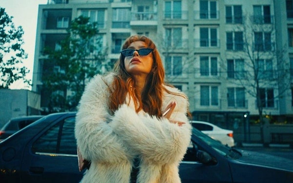 Yayınlandığı ilk bölümle sosyal medyanın gündemine oturan Jasmine, daha ikinci bölümü yayınlanmadan RTÜK'ün radarına takılmıştı.