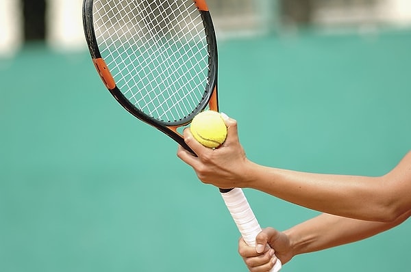 Tenis kelimesi, oyunun içinde söylenen bir uyarıdan doğdu.
