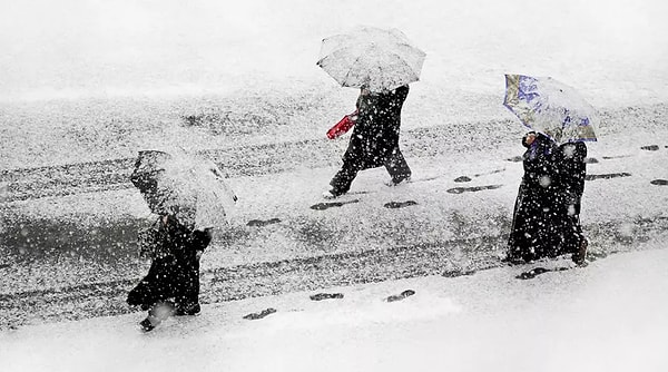 Türkiye genelinde kış mevsiminin etkileri iyiden iyiye hissedilmeye başlanırken, vatandaşların gözü kulağı yılbaşı öncesinde hava durumuna çevrildi.