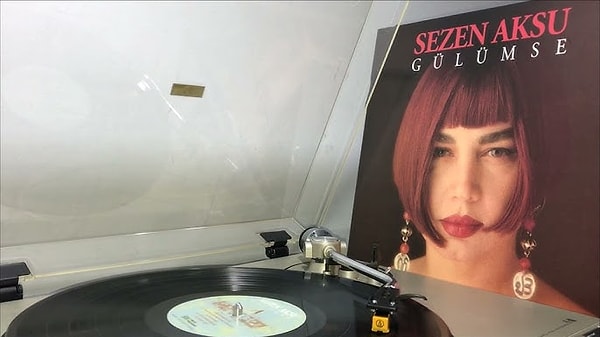 Önce bir durup saygı duruşuna geçelim.