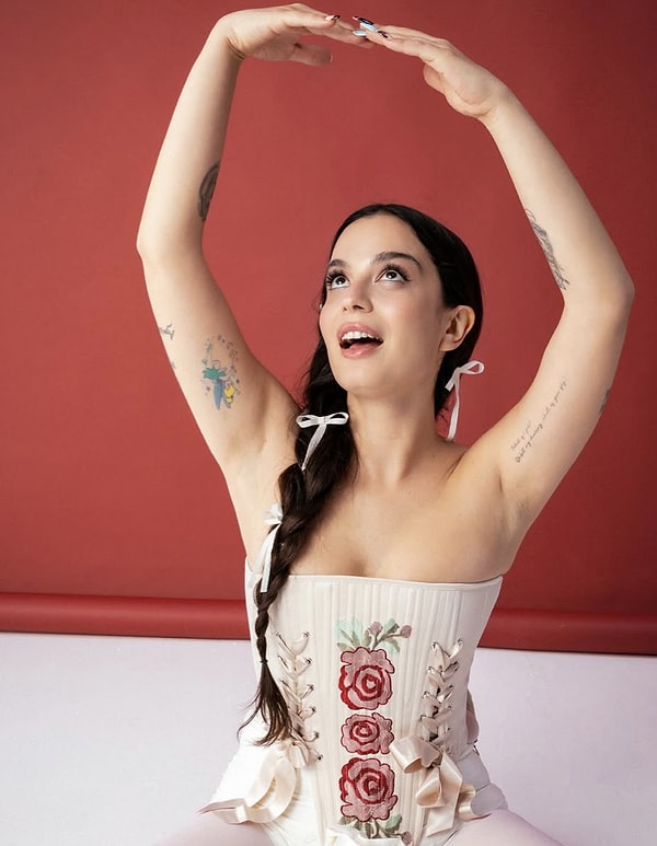 Ekranlara ilk adımını “Beni Böyle Sev” ile atan, sonra “Adı Mutluluk” ve “Gülümse Yeter” gibi dizilerle adını daha geniş kitlelere duyuran Aslı Bekiroğlu, “Jet Sosyete”deki performansıyla da uzun süre konuşulmuştu.