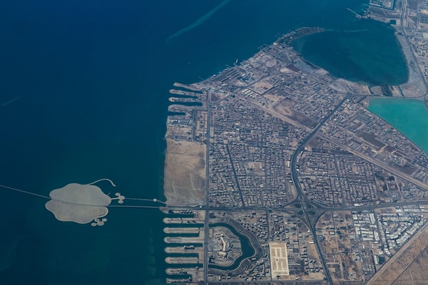 Maviliklerin ortasında yükselen bu yapay ada, yolculara alışılmışın dışında bir mola deneyimi vadediyor.