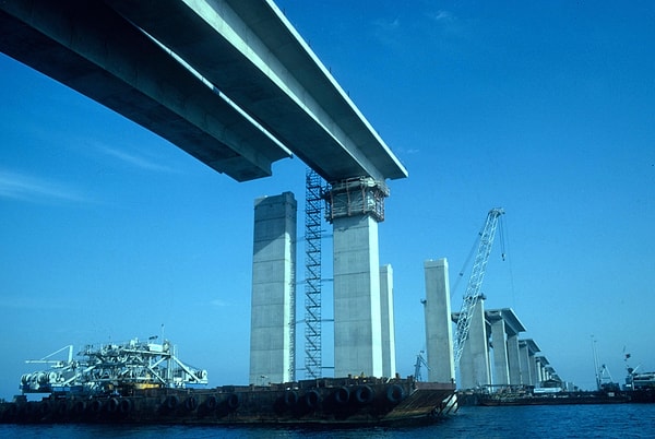İnşa edildiği dönemden bu yana iki ülke arasındaki sınırları ve kuralları yeniden şekillendiren bir vizyonu temsil ediyor.