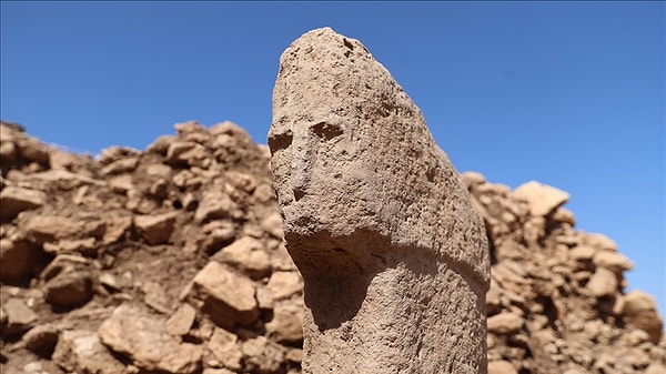 Karahantepe’yi bu yıl zirveye taşıyan en çarpıcı keşif, üzerinde belirgin bir insan yüzü işlenmiş olan T biçimli dikilitaş oldu.