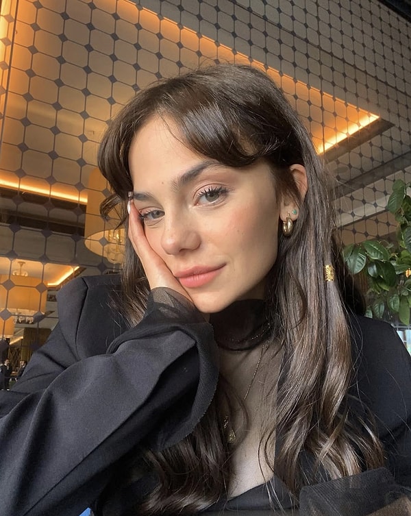 Zalim İstanbul, O Hayat Benim gibi dizilerle adını duyuran genç oyuncu Bahar Şahin'e mutlaka denk gelmişsinizdir.